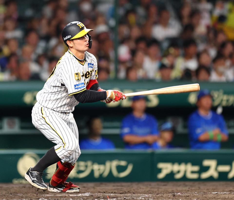 　７日のＤｅＮＡ戦、右前にプロ初安打を放つ野口