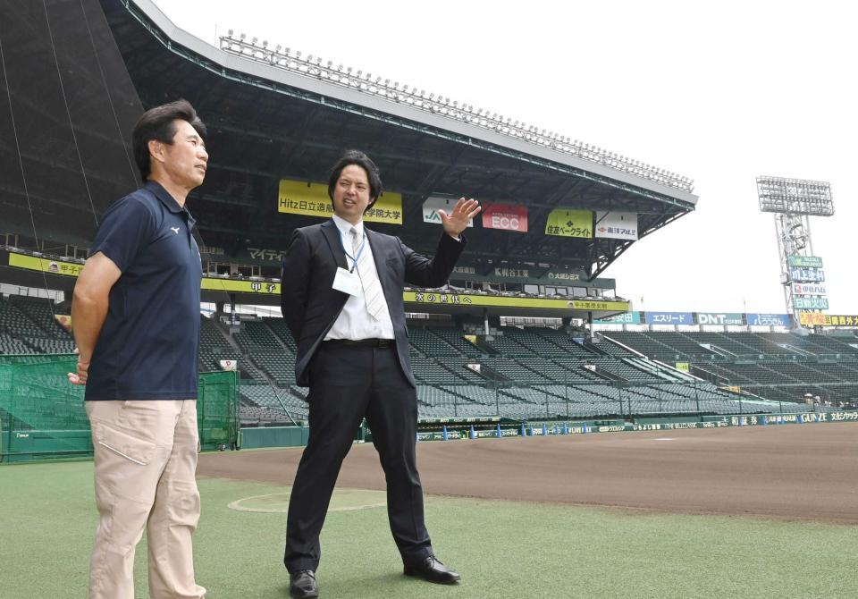 　銀傘とスタンドを背に話をする井川慶氏（右）と阪神園芸・金沢健児氏（撮影・田中太一）