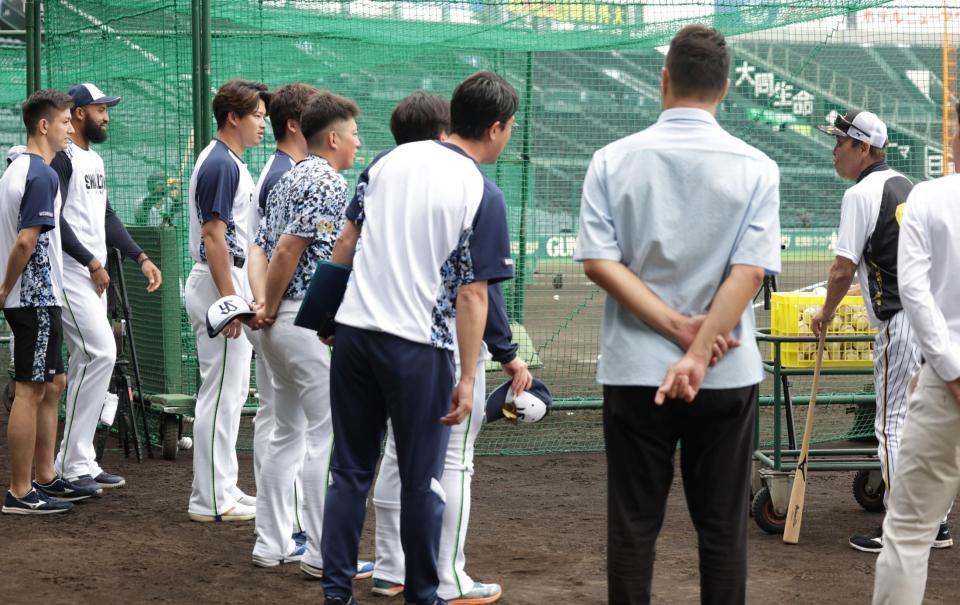 　オールスターで監督を務める岡田監督（右端）にあいさつする村上（左から３人目）らヤクルトオールスター出場者たち（撮影・中田匡峻）