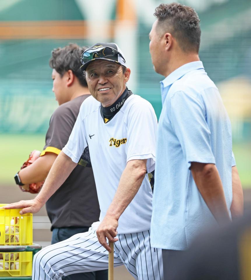 　関本賢太郎氏（右）と談笑する岡田監督（撮影・立川洋一郎）