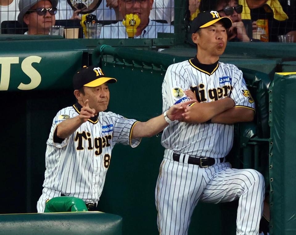 　４回、岡田監督（左）は島田の盗塁の判定にリプレイ検証のリクエストをする（撮影・山口登）
