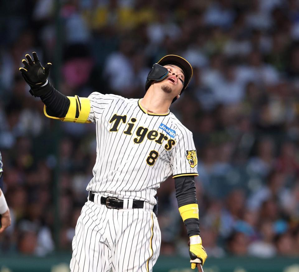 　４回、見逃し三振に倒れた佐藤輝（撮影・中田匡峻）