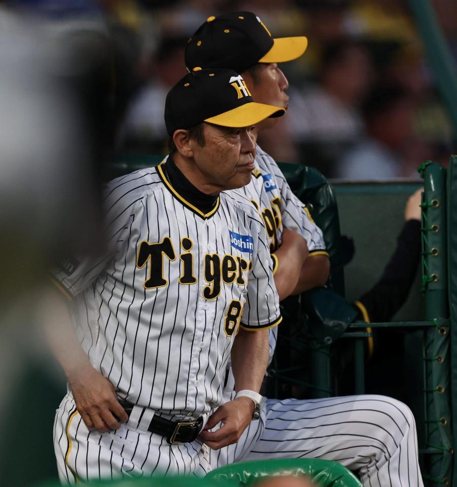 　４回、島田の二盗アウト判定にリクエストを要求するも判定は覆らなかった岡田監督（撮影・中田匡峻）