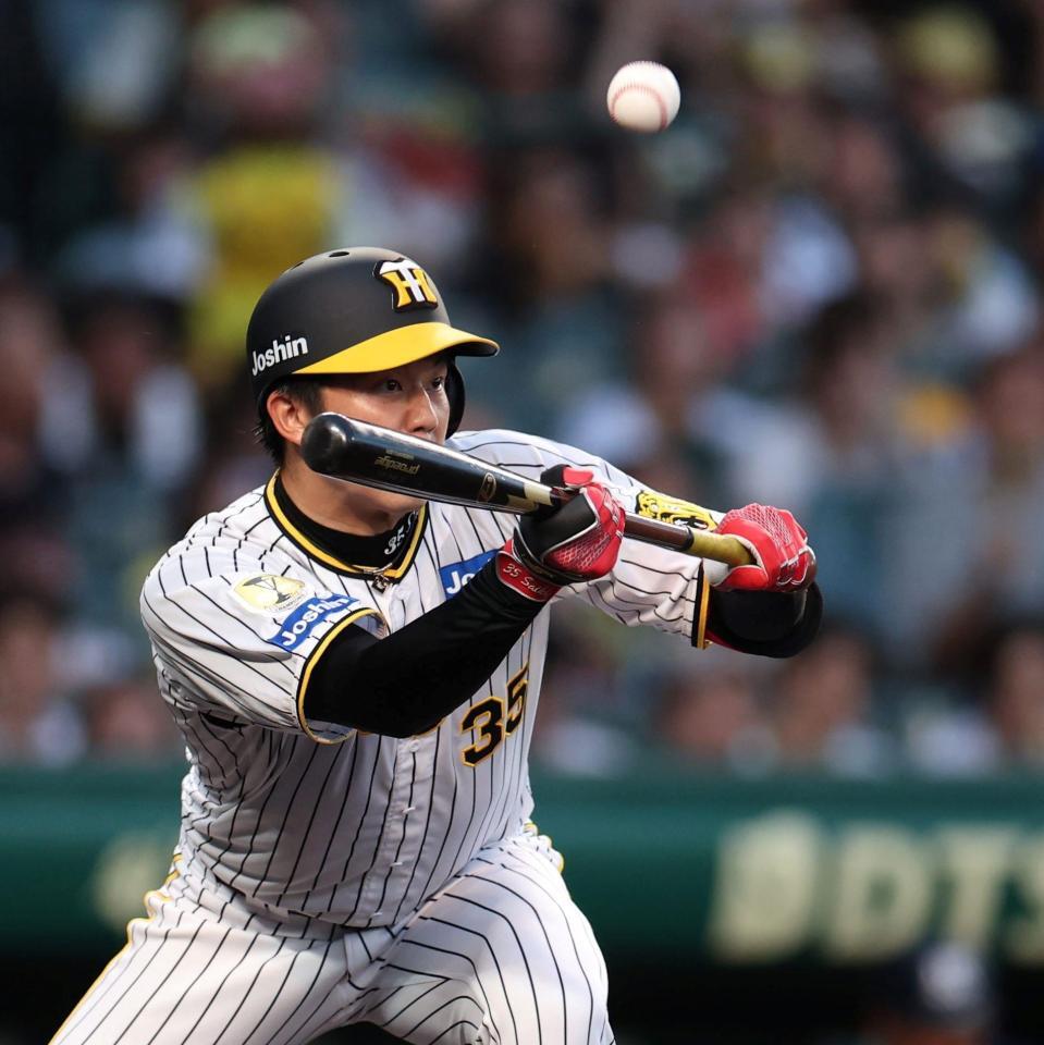 　３回、犠打を失敗する才木（撮影・中田匡峻）