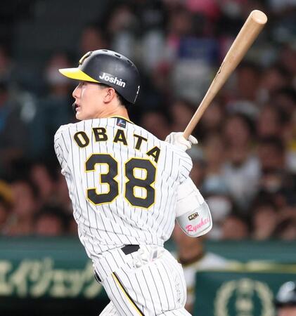 　５回、中前打を放つ小幡（撮影・立川洋一郎）