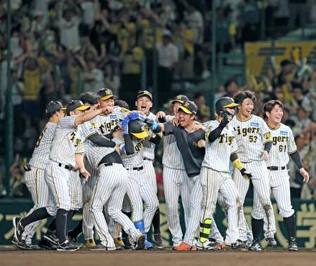 　９回、サヨナラ打を放った近本（中央）に駆け寄り手荒く祝福をする阪神ナイン（撮影・立川洋一郎）