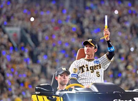 　場内を一周してファンの歓声に応える近本（撮影・立川洋一郎）