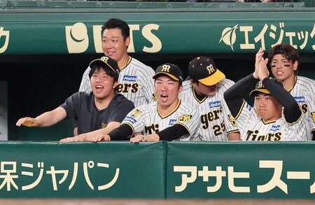 　９回、代打・坂本がエラーで出塁して沸き上がる（手前左から）才木、石井ら阪神ナイン