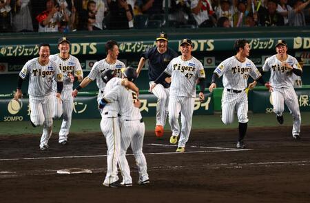 　９回、サヨナラ勝ちし歓喜の才木（中央）、石井（右端）ら阪神ナイン＝９日