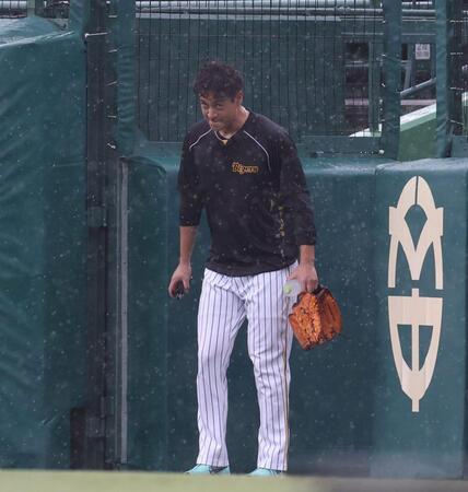 　大竹が練習を終え、引き揚げる際に雨が強まる（撮影・中田匡峻）