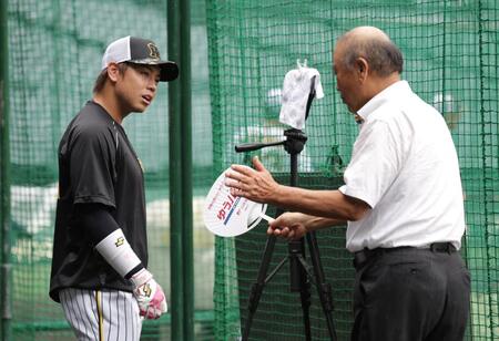 　藤田平氏（右）と話す梅野（撮影・中田匡峻）