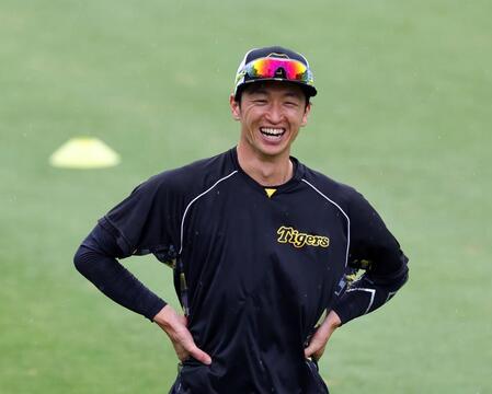 　練習中、笑顔を見せる近本（撮影・山口登）