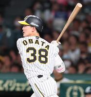 　５回、中前打を放つ小幡（撮影・立川洋一郎）