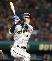 　９回、ライトへサヨナラとなる逆転２点適時打を放った近本（撮影・中田匡峻）