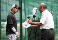 　藤田平氏（右）と話す梅野（撮影・中田匡峻）