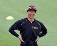 　練習中、笑顔を見せる近本（撮影・山口登）