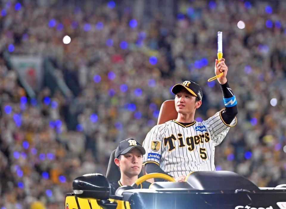 　場内を一周してファンの歓声に応える近本（撮影・立川洋一郎）