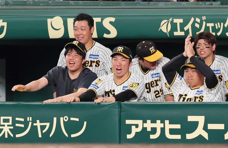 　９回、代打・坂本がエラーで出塁して沸き上がる（手前左から）才木、石井ら阪神ナイン