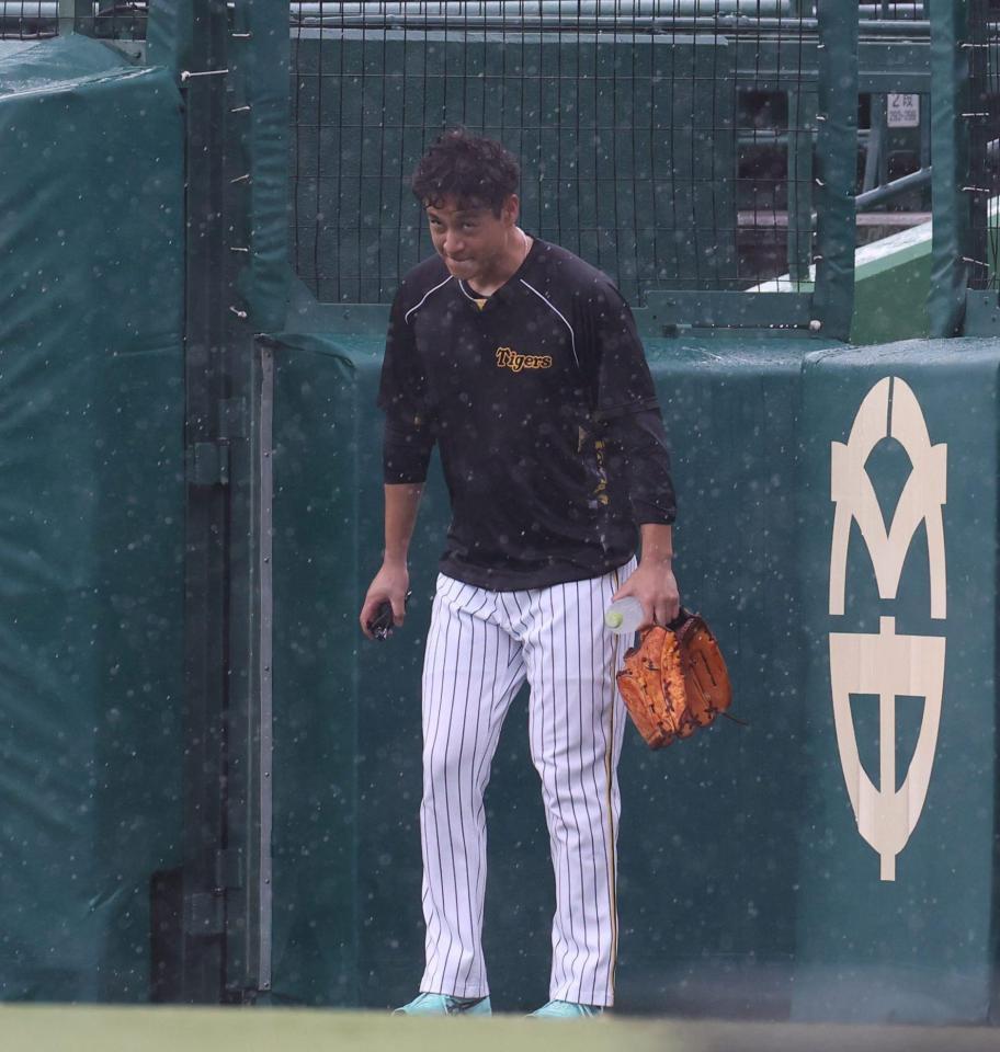 　大竹が練習を終え、引き揚げる際に雨が強まる（撮影・中田匡峻）