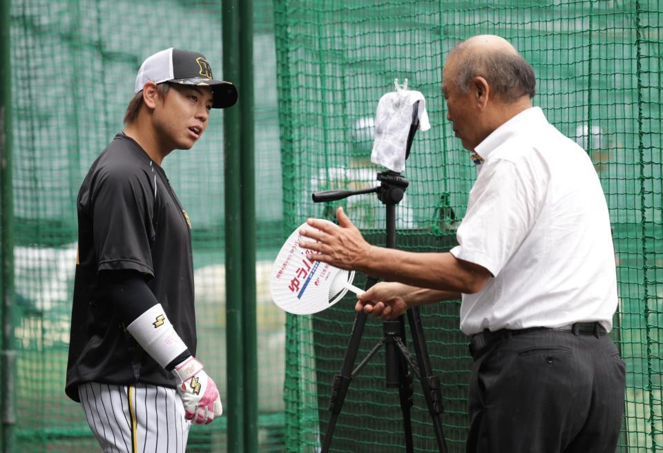　藤田平氏（右）と話す梅野（撮影・中田匡峻）