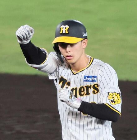 　５回、左中間へ二塁打を放ちベンチへガッツポーズを見せる小幡