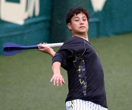 　登板に備え調整する大竹（撮影・山口登）