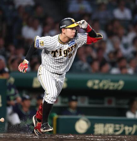 　４回、中前に同点適時打を放つ野口（撮影・中田匡峻）