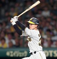 　５回、二塁打を放つ小幡