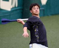 　登板に備え調整する大竹（撮影・山口登）