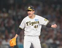 　６回、村上を併殺打に打ち取り、雄たけびを上げる大竹（撮影・中田匡峻）