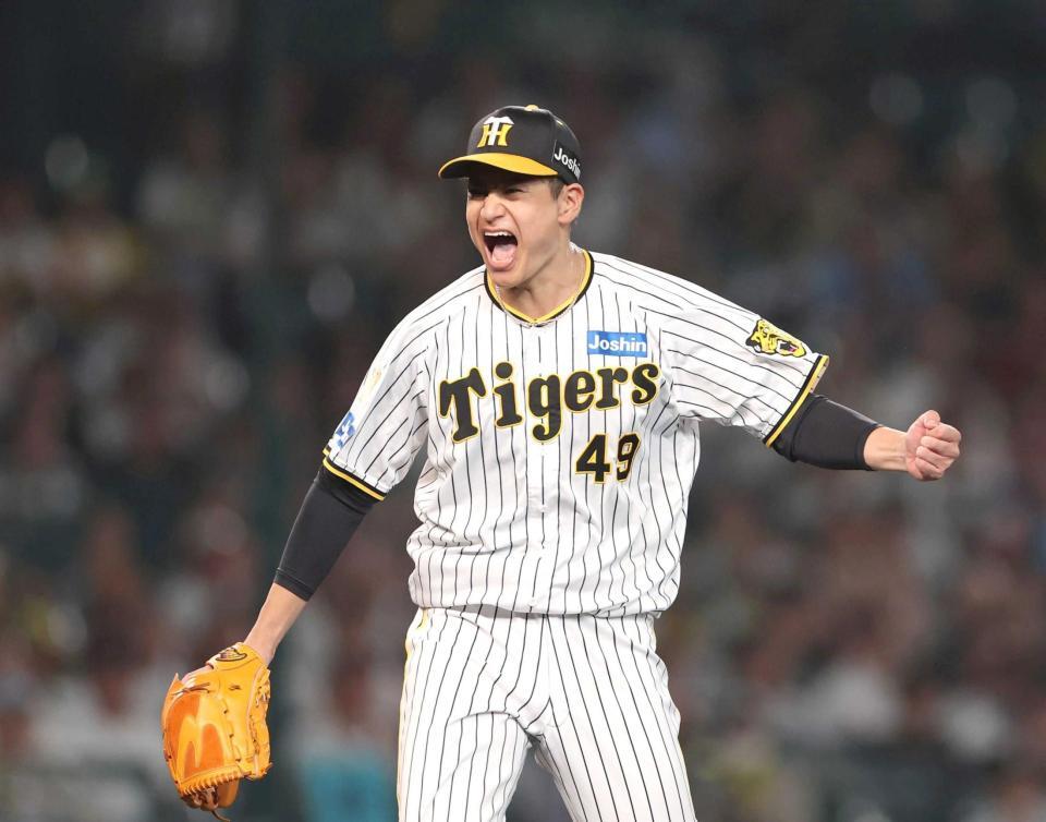 　６回、村上を併殺打に打ち取り、雄たけびを上げる大竹（撮影・中田匡峻）