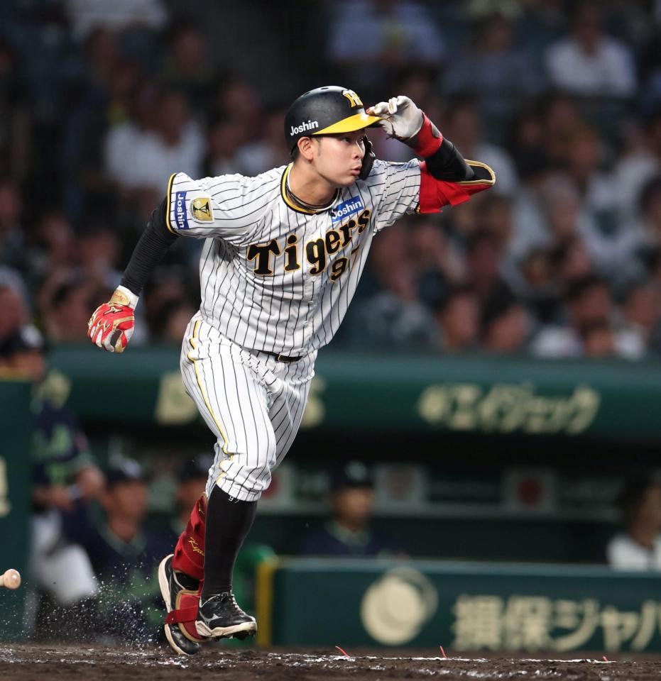 　４回、中前に同点適時打を放つ野口（撮影・中田匡峻）