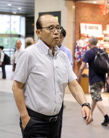 　名古屋に向かう岡田監督（撮影・山口登）