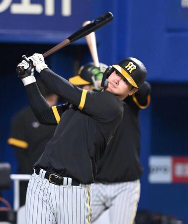 　素振りする佐藤輝（撮影・飯室逸平）