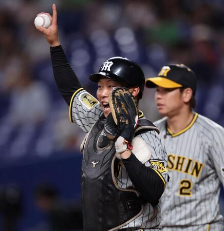 　１軍に合流した藤田はシートノックで声を出す（撮影・田中太一）