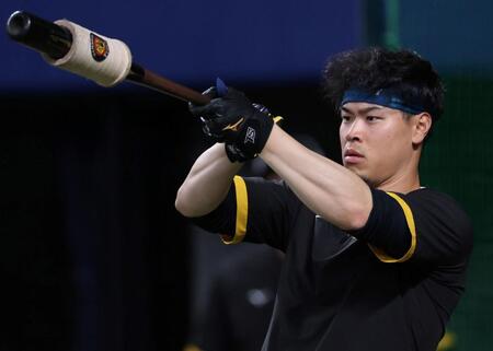 　バットを見る佐藤輝（撮影・田中太一）