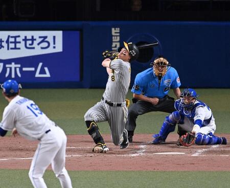 　４回、高橋宏の前に空振り三振に倒れる佐藤輝（撮影・飯室逸平）