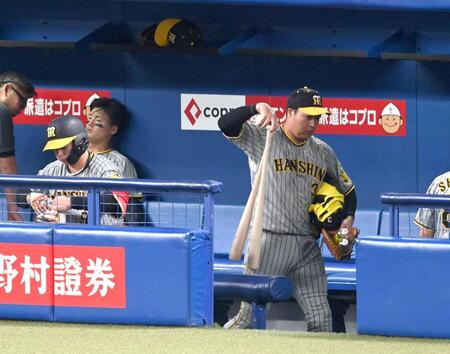 　中日に敗れ、ベンチを後にする大山ら（撮影・飯室逸平）