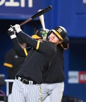 　素振りする佐藤輝（撮影・飯室逸平）