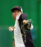 　登板に備え調整する村上（撮影・山口登）