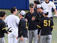 　山本（左）と談笑する阪神ナイン（撮影・飯室逸平）