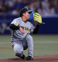 　４回、細川のライナーを捕球する村上（撮影・山口登））