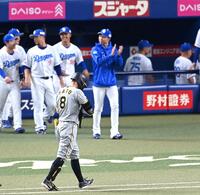 　勝利に沸く中日ナインを尻目にベンチへ戻る佐藤輝（撮影・飯室逸平）