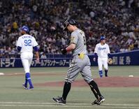 　９回、佐藤輝が空振り三振に倒れ試合終了する（撮影・山口登）