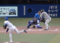 　８回、見逃し三振に倒れる渡辺（撮影・飯室逸平）