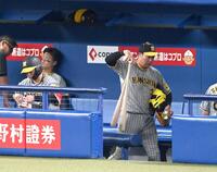 　中日に敗れ、ベンチを後にする大山ら（撮影・飯室逸平）