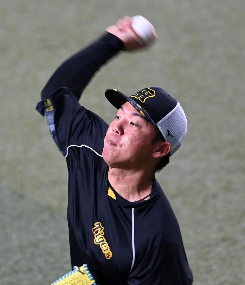 　キャッチボールする村上（撮影・飯室逸平）