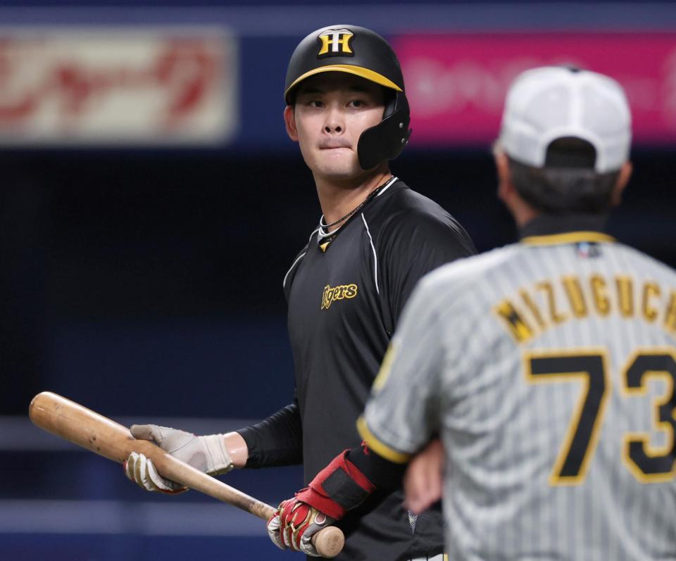 　水口コーチの話を聞く野口（撮影・田中太一）