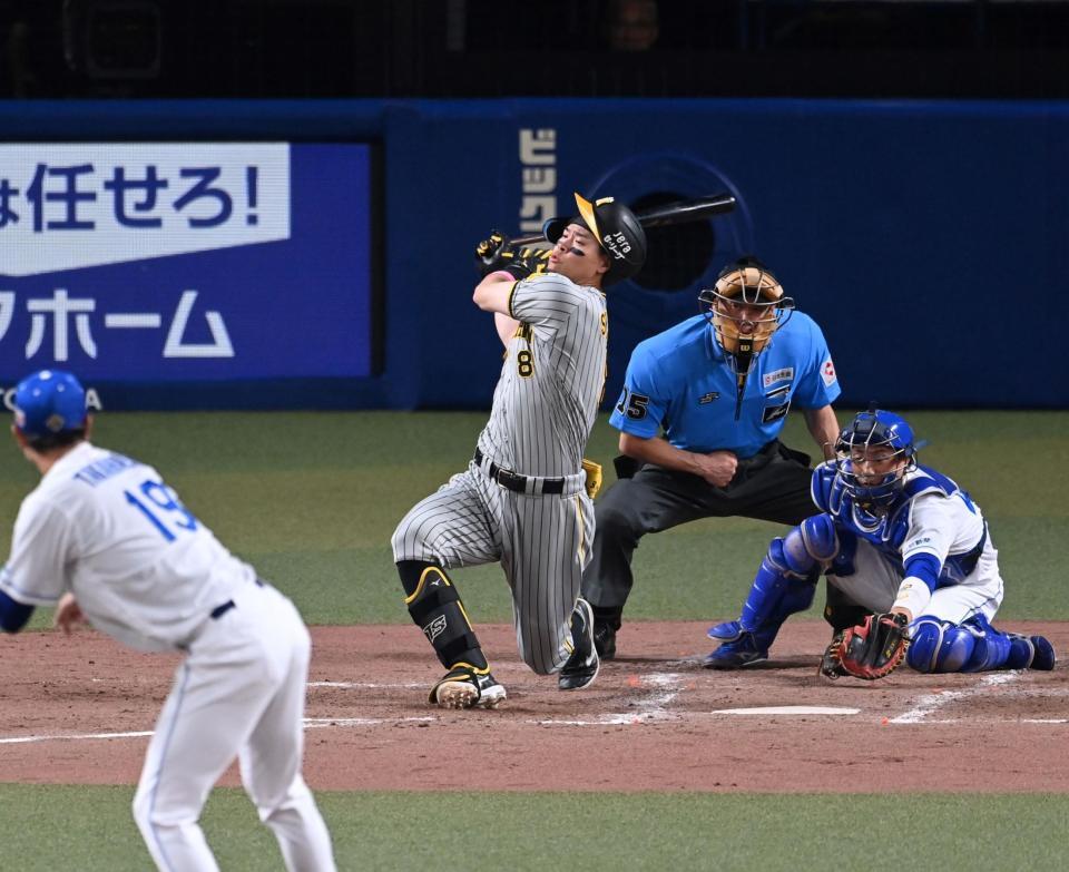 　４回、高橋宏の前に空振り三振に倒れる佐藤輝（撮影・飯室逸平）