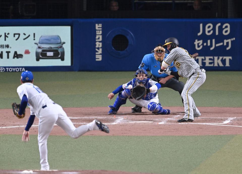 　８回、見逃し三振に倒れる渡辺（撮影・飯室逸平）